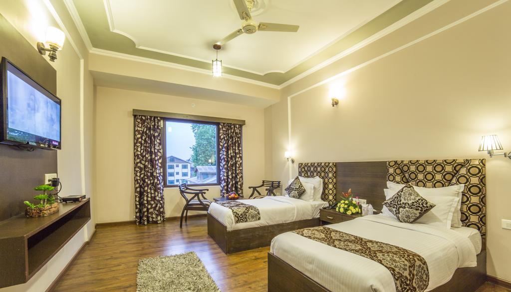 Palette - Solar Residency Hotel Srinagar  Bagian luar foto